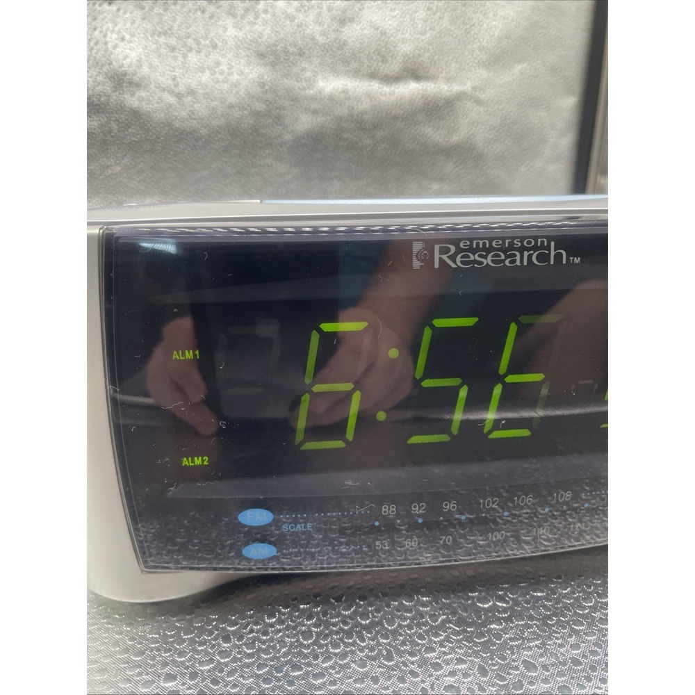 Emerson Research CKS2237 Automatic Time‎ Setting Dual Alarm Clock AM/FM Radio